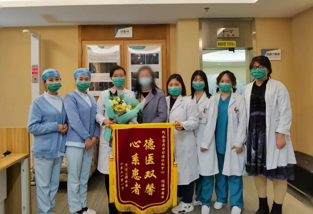 “德医双馨，心系患者”全景再次收到患者家属送来的锦旗